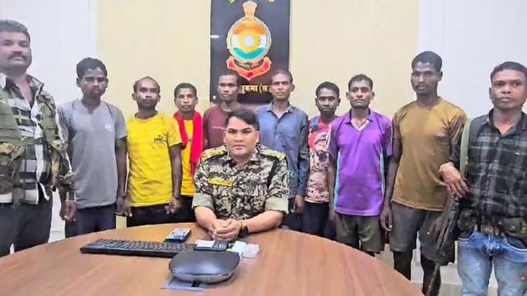 CG: सुकमा में एक लाख के इनामी नक्सली सहित आठ नक्सली गिरफ्तार, भारी मात्रा में हथियार बरामद