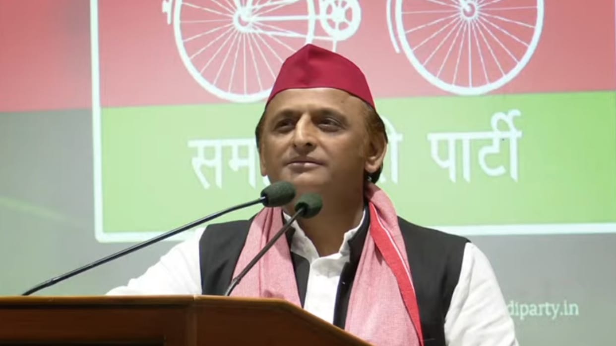 Akhilesh Yadav speaks about weakening of indian rupees.