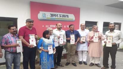 अमर उजाला संवाद में हिस्सा लेने पहुंचे साहित्यकार।