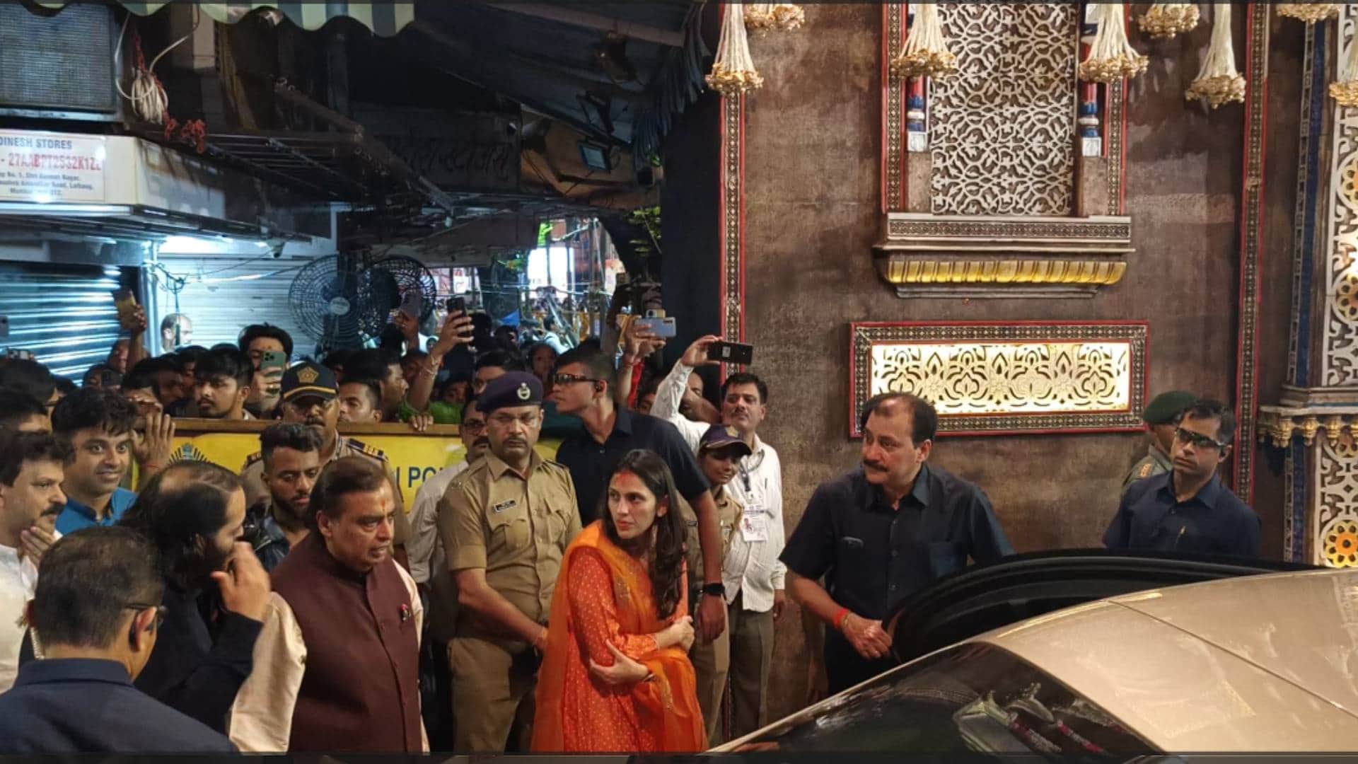 Mukesh Ambani shloka ambani anant ambani radhika merchant at Lalbaugcha Raja for ganpati darshan video viral