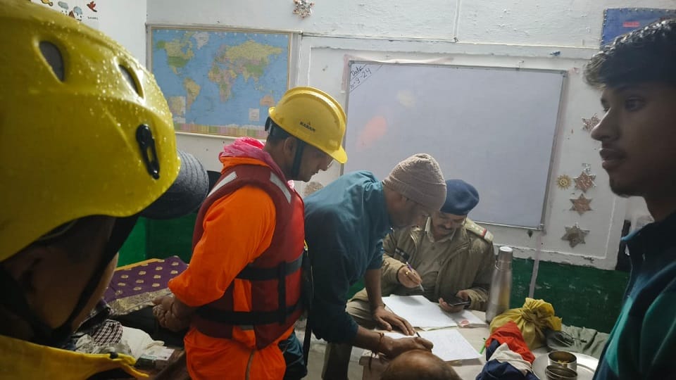 Police, NDRF and SDRF rescued people trapped in rain drain in bhimtal
