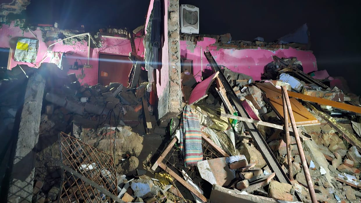 Rain in Mathura: Two-storey house collapsed 6 people buried under debris three hospitalized