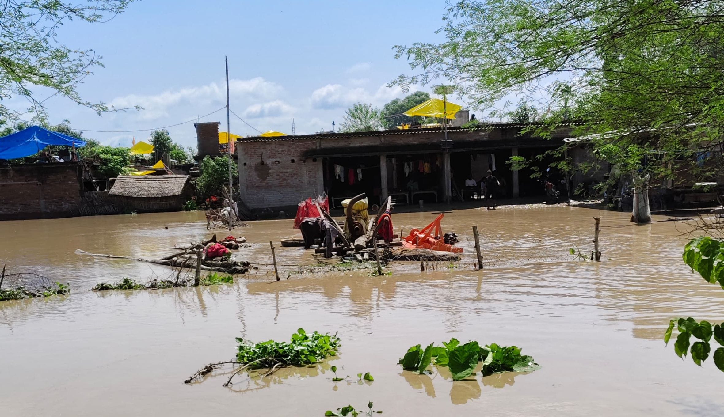 UP: Saryu in spate again, water entered many villages, people are living on rooftops, government provided food