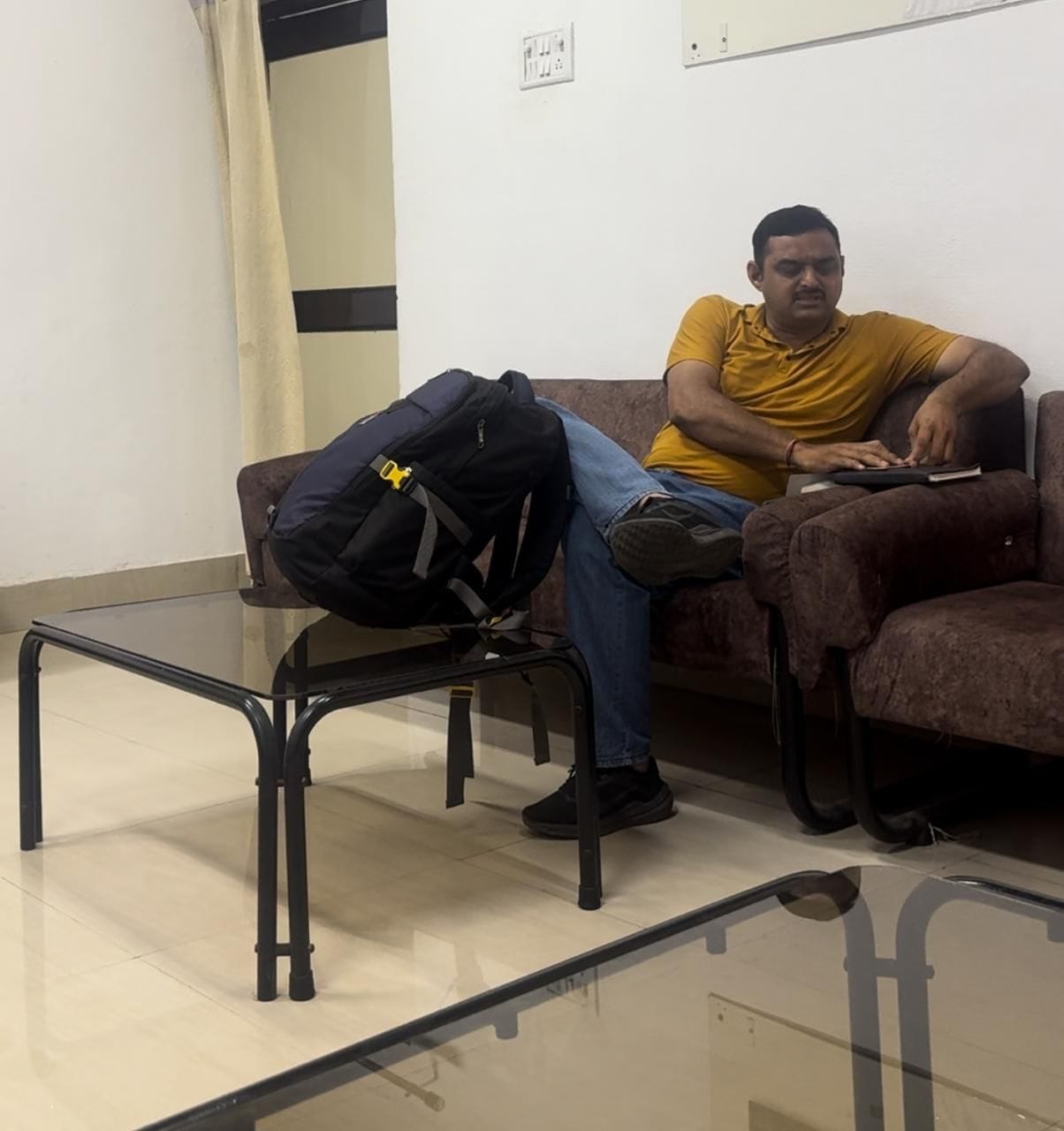 MP News: The thug, posing as a Railway Board official, stayed in the VIP room, created panic after knowing the
