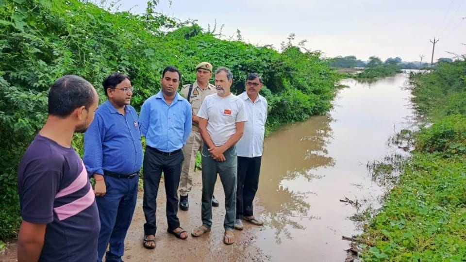 Flood in UP Dozens of villages in Hamirpur and Jalaun surrounded by water rain in up weather See Photos