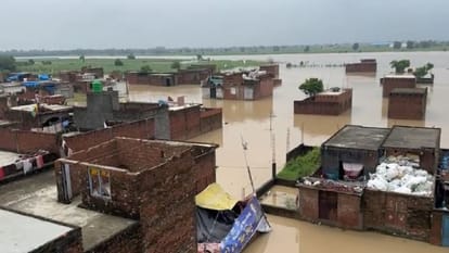 Brave sailors rescued a man trapped in Sharda flood in Pilibhit