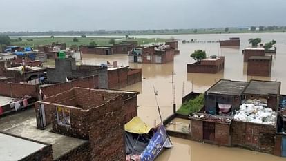 Brave sailors rescued a man trapped in Sharda flood in Pilibhit