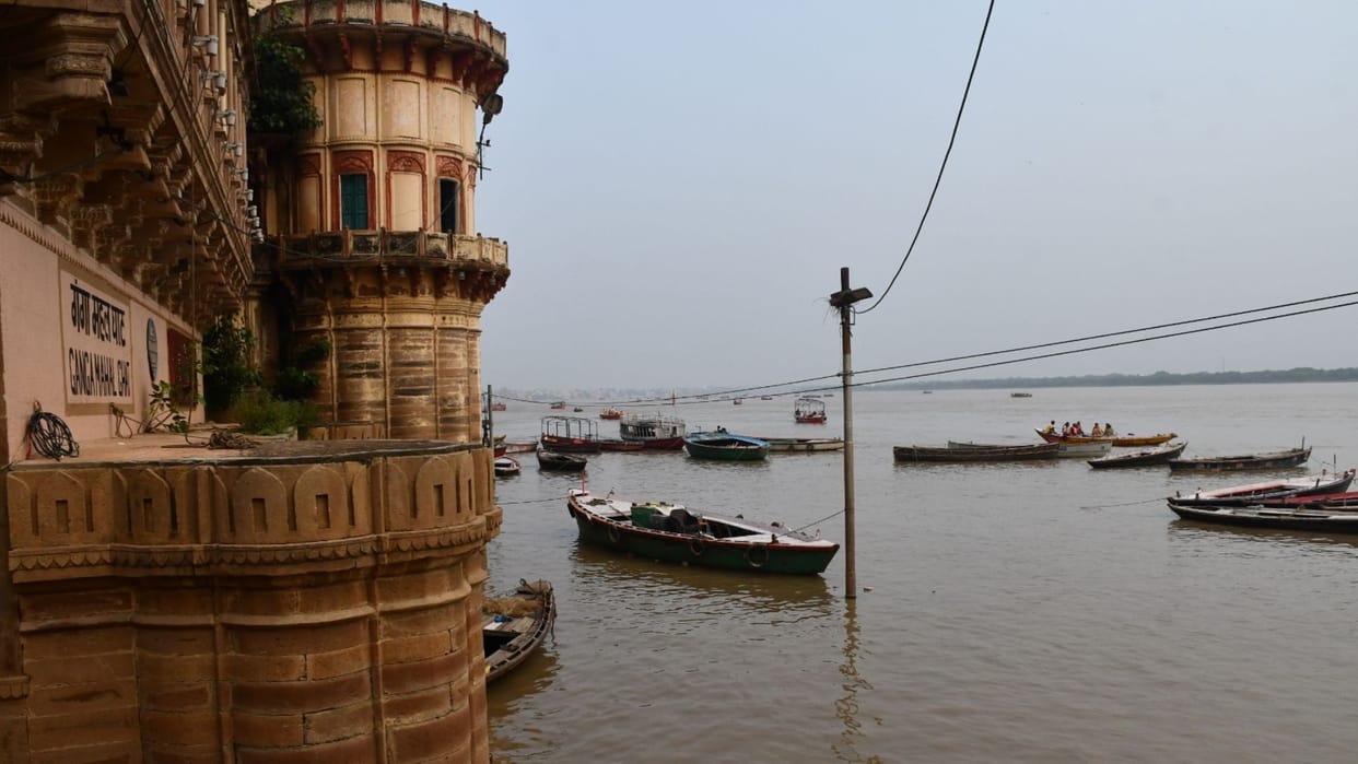water level of Ganga rise Boat service stopped in Varanasi