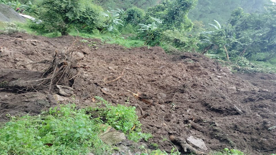people saved their lives by running away after landslide in Baligaon of Gangolihat