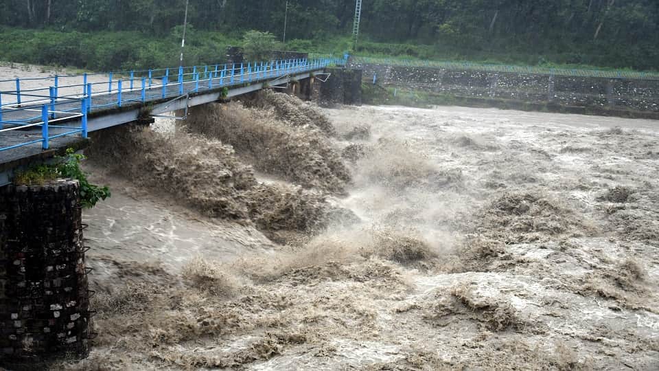 Angry teenager threatens to drown in Gaula Haldwani