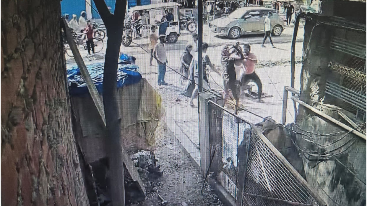 Head broken with hammer in land dispute in Gorakhpur, video showing weapon goes viral