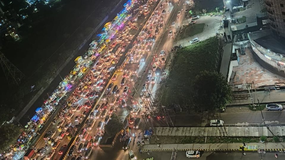 Queue of vehicles extended up to three kilometers in Greater Noida