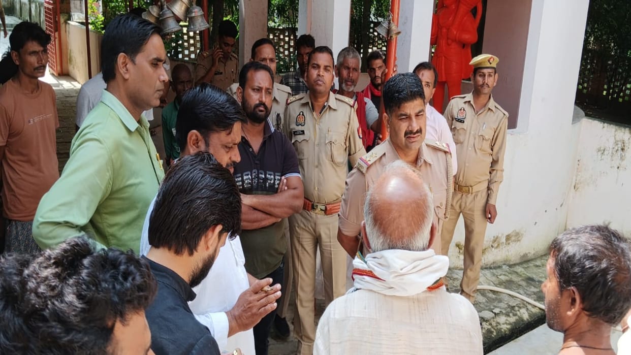 Prayagraj: By placing a knife on the neck of the priest, miscreants created a ruckus in the temple