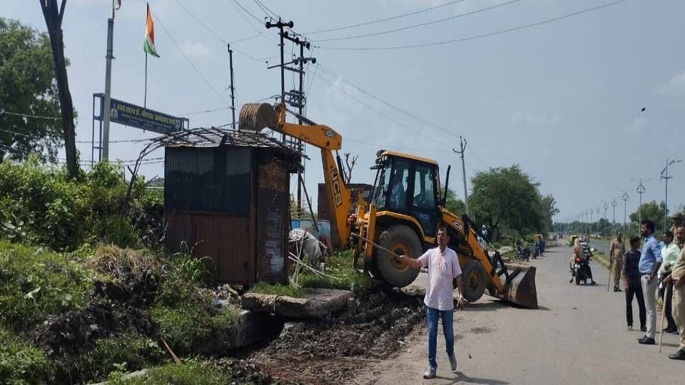 encroachment removed from weavers center of Handloom Corporation In Agra in presence of police revenue team