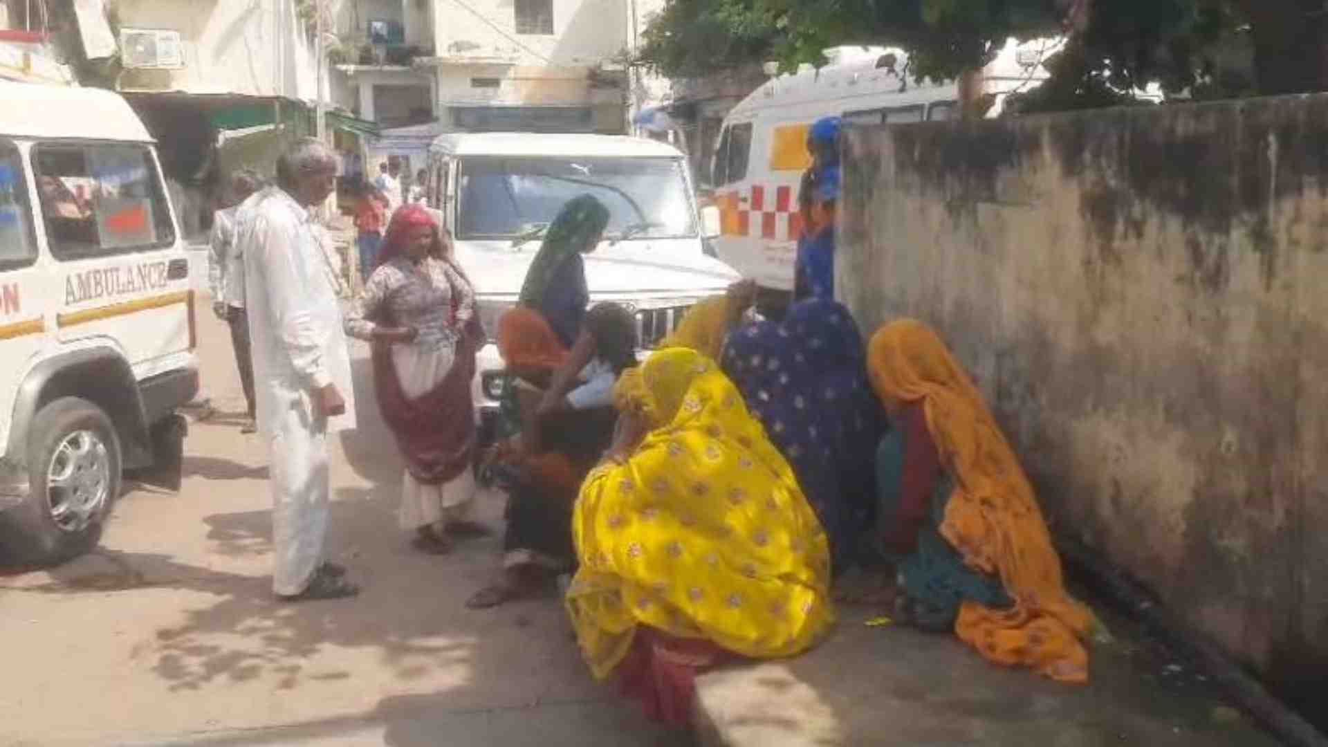 हादसे के बाद शवों को पोस्टमार्टम हाउस लाया गया।