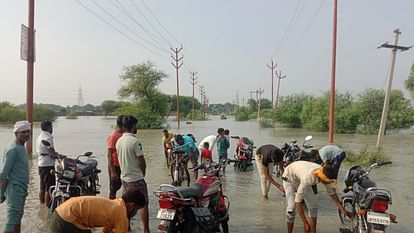 Prayagraj Flood: Ganga-Yamuna in spate again, Mother Ganga entered Shri Bade Hanuman Temple, echoed cheers