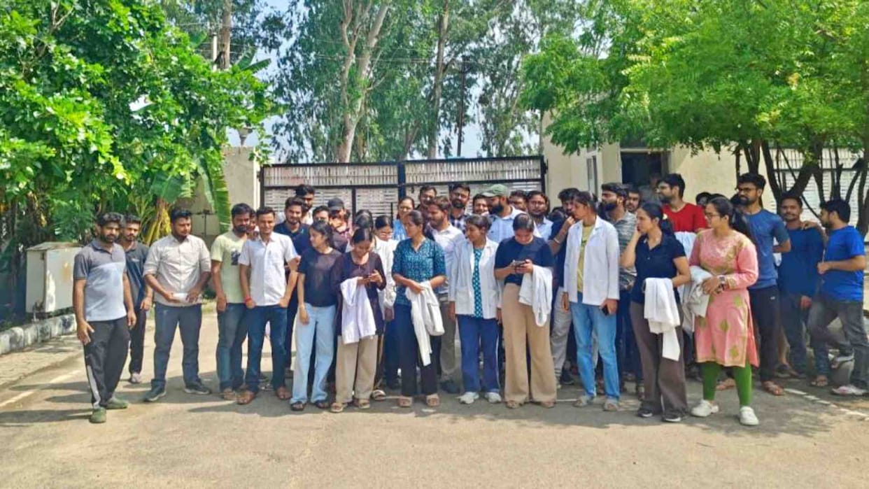 Bharatpur News: MBBS students locked the main gate of the medical college