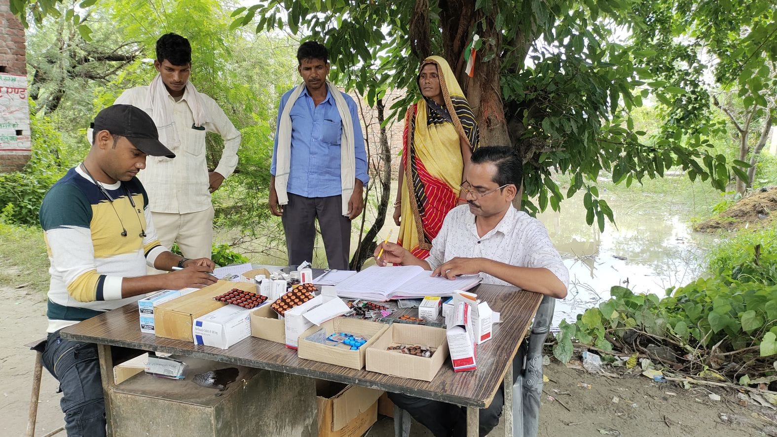 Farrukhabad Flood, daughter ill and father reached hospital carrying her on his shoulders