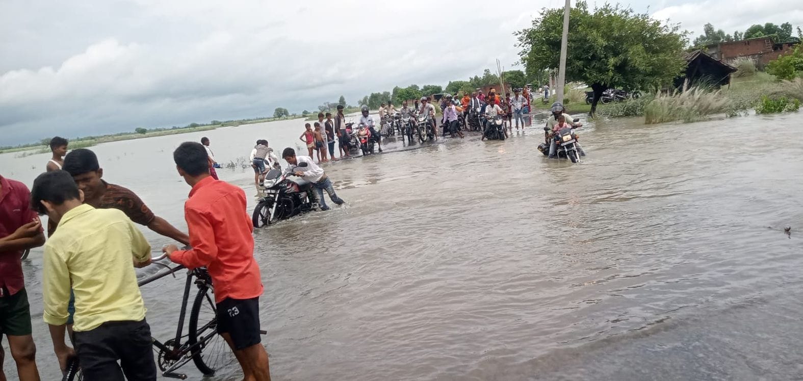 Farrukhabad Flood, daughter ill and father reached hospital carrying her on his shoulders