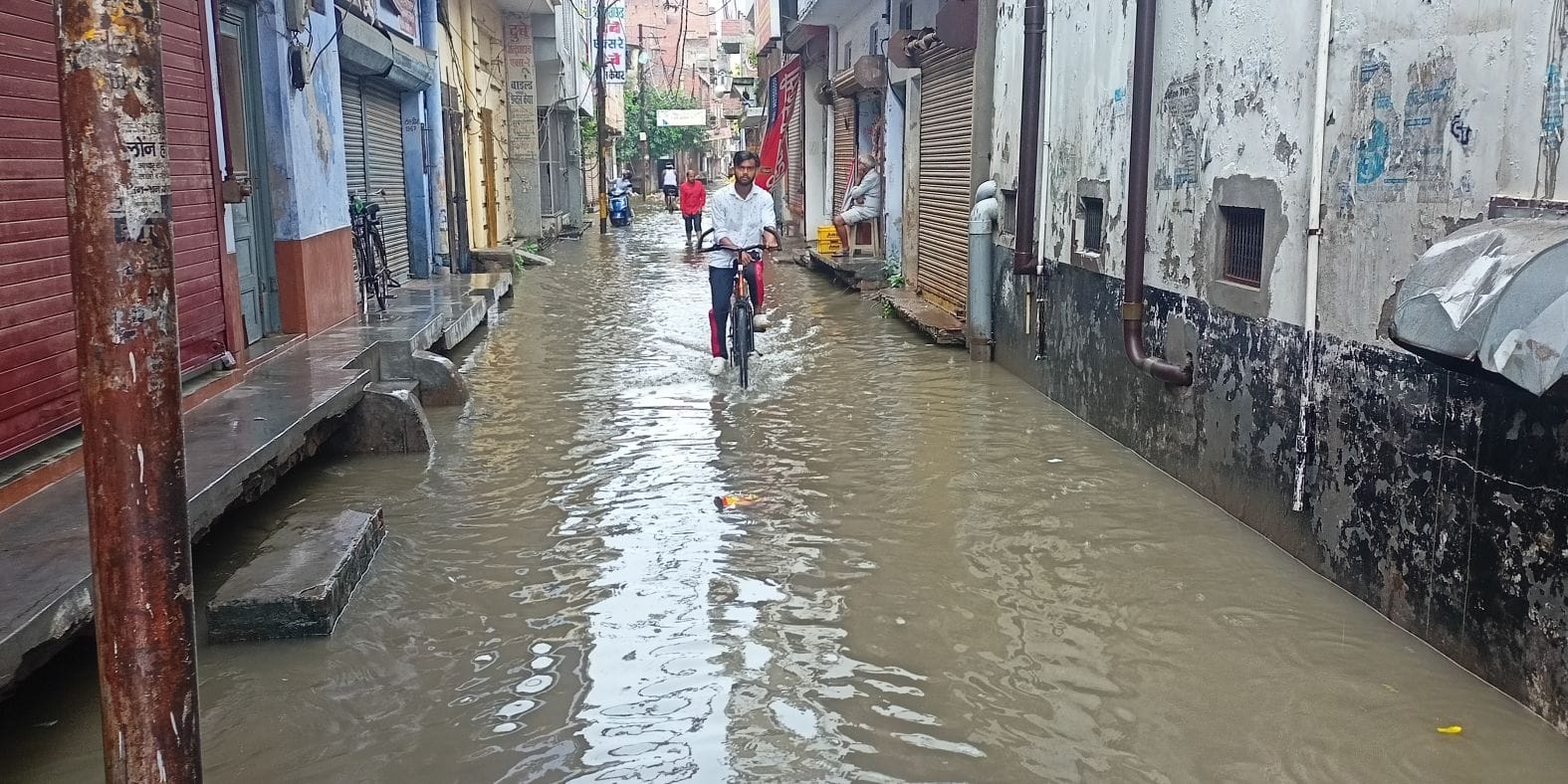 Farrukhabad Flood, daughter ill and father reached hospital carrying her on his shoulders