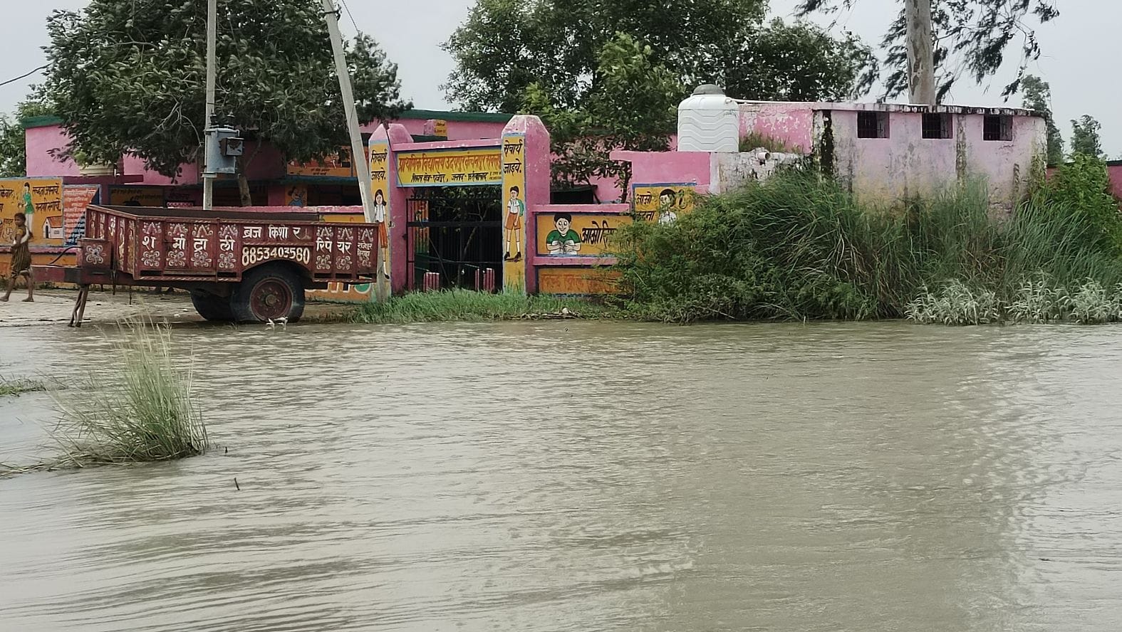 Farrukhabad Flood, daughter ill and father reached hospital carrying her on his shoulders