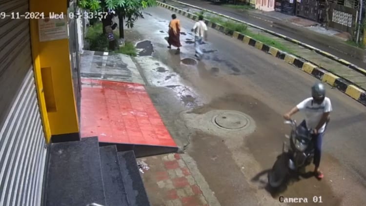 Lucknow : सुबह टहलने निकली महिला का पीछा कर बदमाशों ने चेन लूटी, कैमरे में दर्ज हुई पूरी घटना