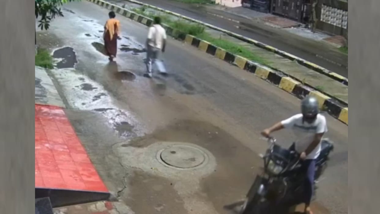 Chain snatching with a woman in Jakipuram in Lucknow.