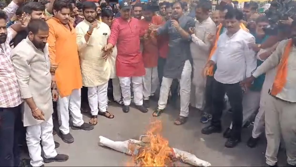 BJP Yuva Morcha burn the effigies of Akhilesh Yadav.