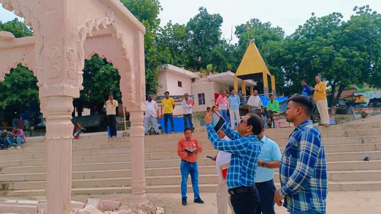 वाराणसी पुलिस का एक्शन: बारादरी की छत गिरने से बुजुर्ग की मौत मामले में ठेकेदार के खिलाफ FIR, दो निलंबित