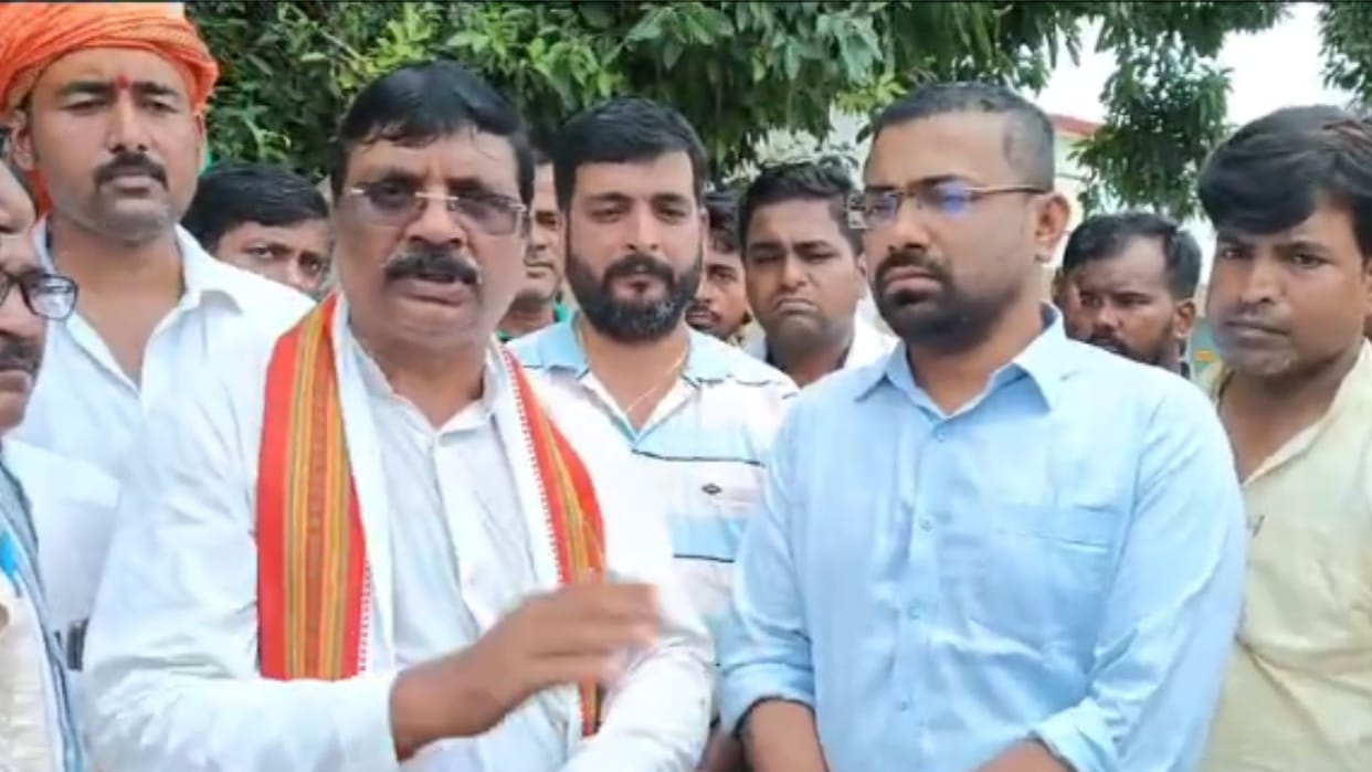 trader slipped fell railway track in ballia legs cut off Protest over chaos the station