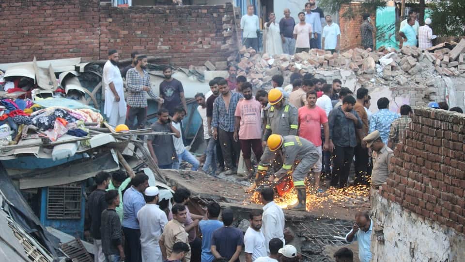 Meerut: Three-storey building collapsed in rain, 15 people buried under debris, 10 died, see photos