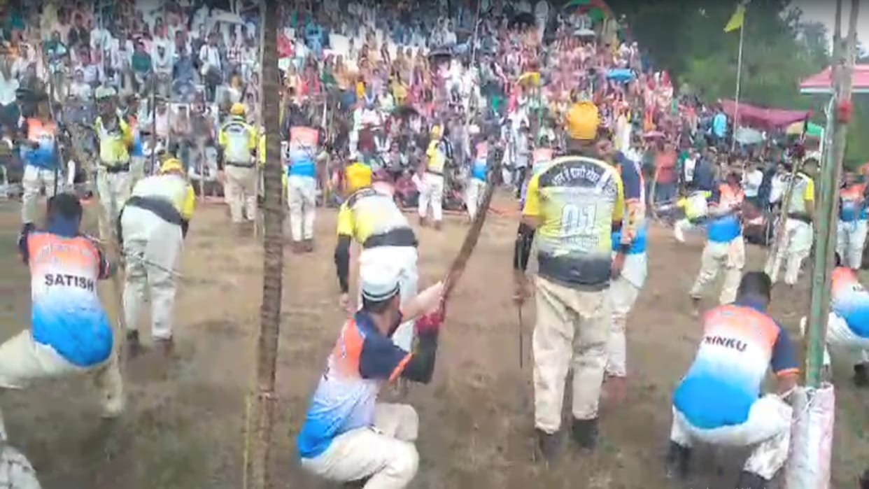 Thoda game between the Pashi and Shathi groups at the Mata Kamaksha Hariyali fair theog