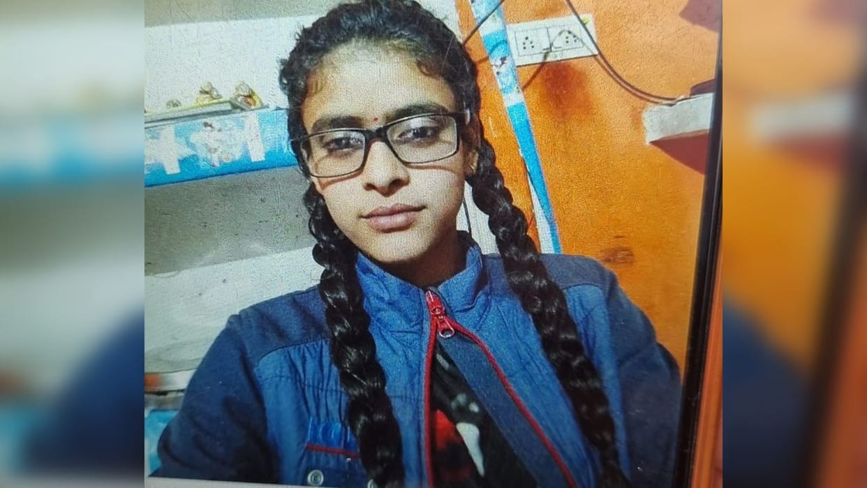 Tragic accident on railway track: Girl student dies after being hit by train, three friends save their lives b