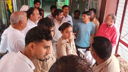 Tragic accident on railway track: Girl student dies after being hit by train, three friends save their lives b