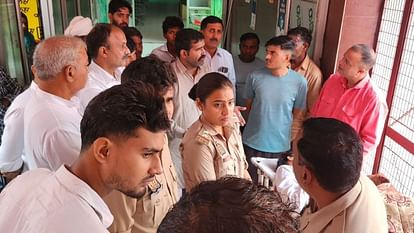 Tragic accident on railway track: Girl student dies after being hit by train, three friends save their lives b