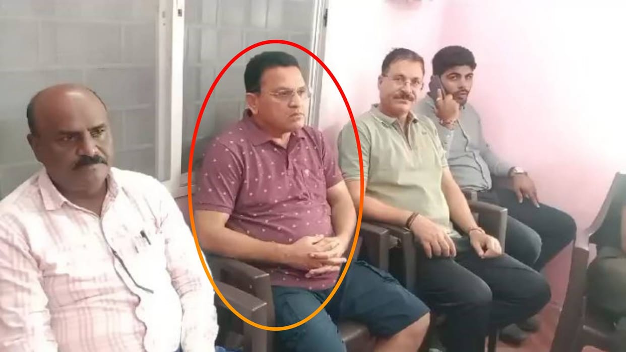 Dhar News Umarban CEO caught taking 25 thousand bribe Indore Lokayukta took action