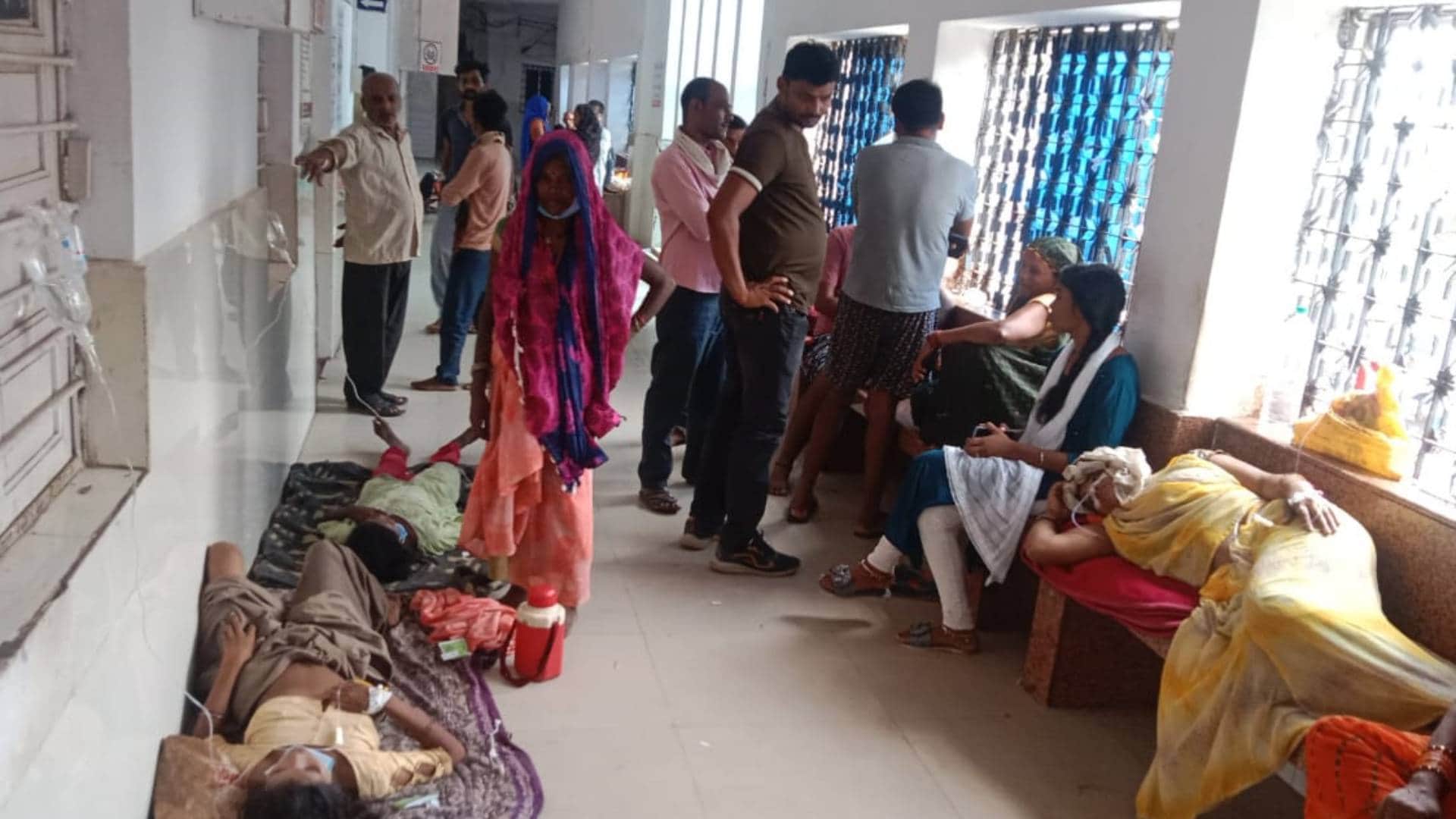 अस्पताल में मौजूद लोग