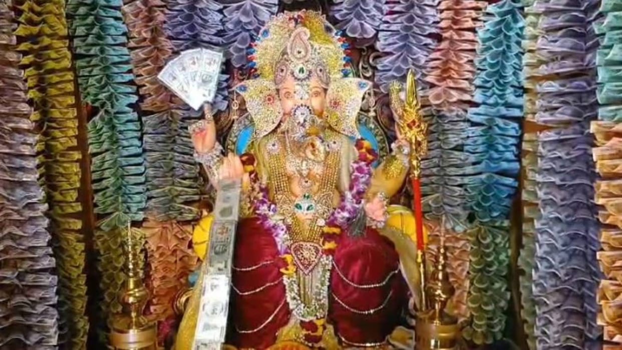 first time in Ujjain Ganesha pandal decorated with 11 lakh notes In pictures