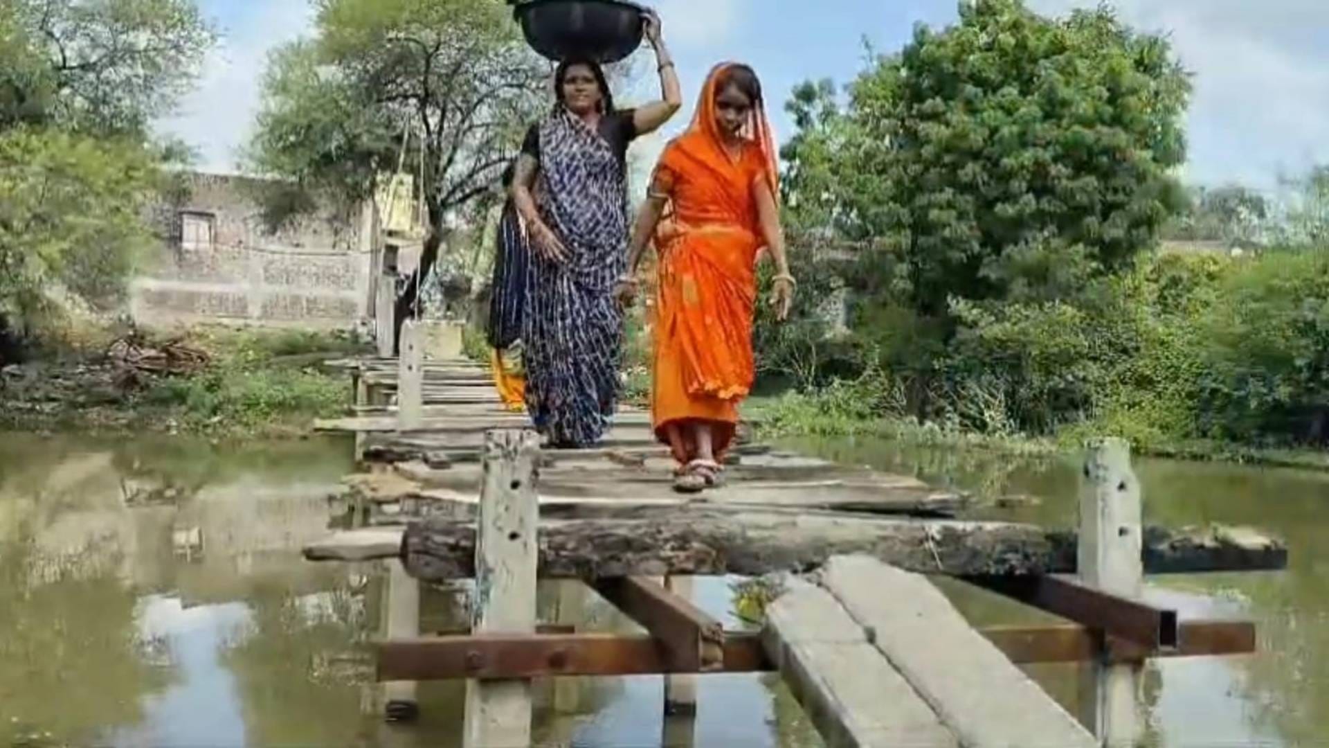 Mandsaur dead have to cross river for last rites government did not listen wooden bridge was built over drain