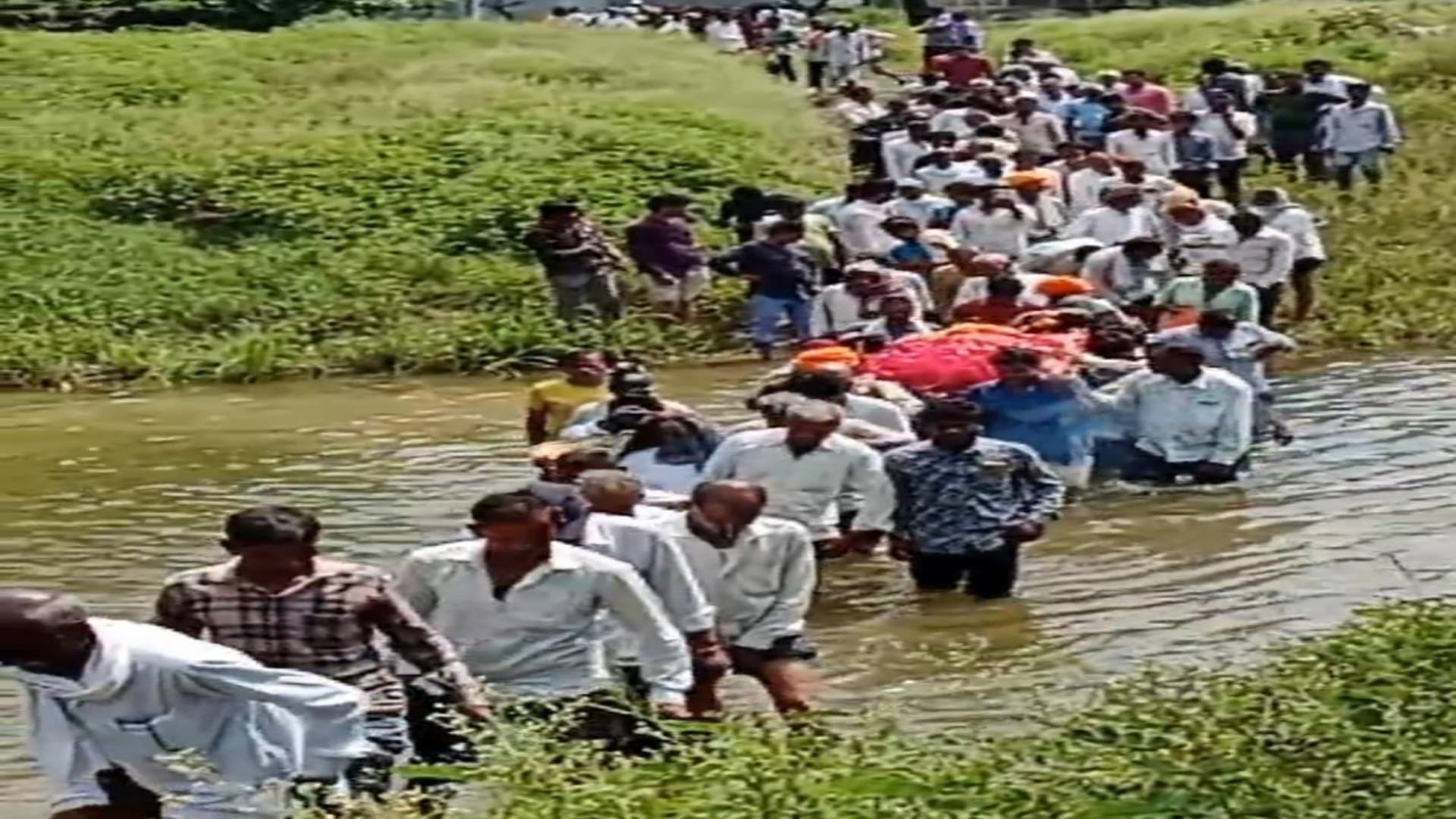 Mandsaur dead have to cross river for last rites government did not listen wooden bridge was built over drain