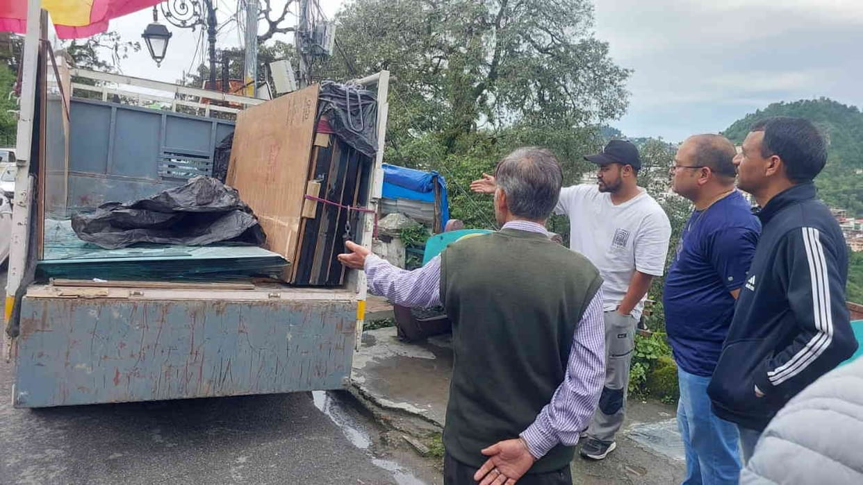 Glass fell on the laborer died Mussoorie Accident Uttarakhand News in hindi