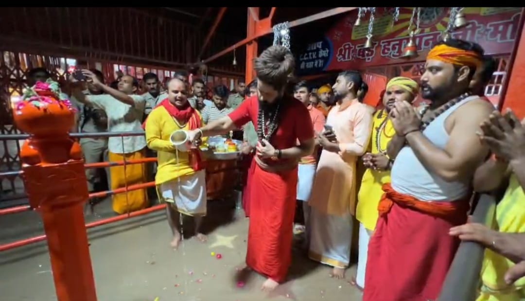 Prayagraj Flood: Ganga-Yamuna in spate again, Mother Ganga entered Shri Bade Hanuman Temple, echoed cheers