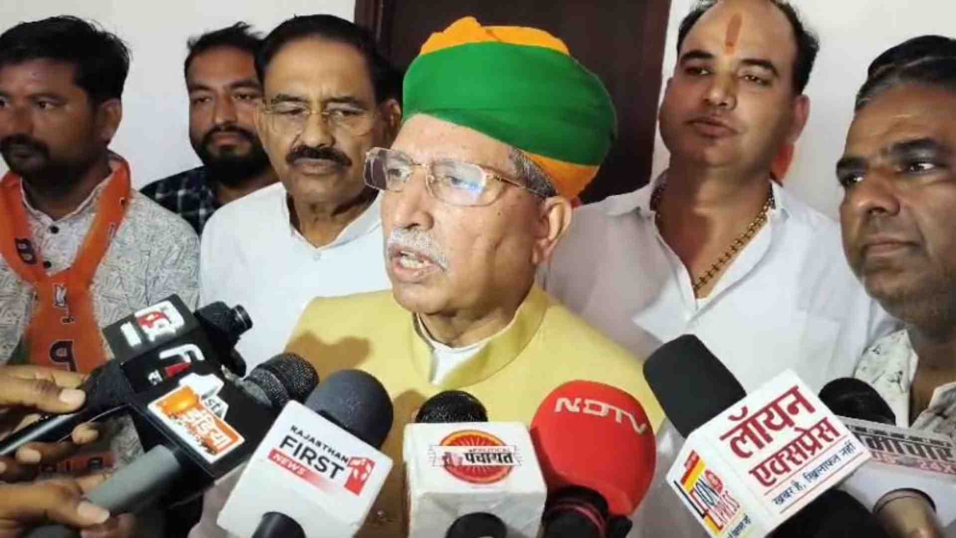 पत्रकारवर्ता करते केंद्रीय मंत्री अर्जुन राम मेघवाल।