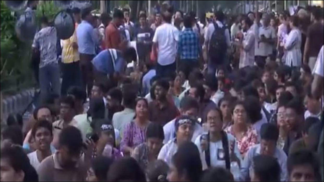 People offer food, umbrellas to agitating doctors; thousands treated at free 'Abhaya' clinic