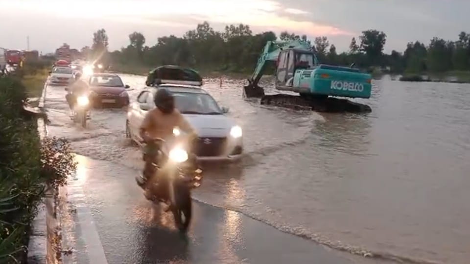 Moradabad: Traffic disrupted on Delhi-Lucknow highway due to waterlogging, water level of Kosi increased