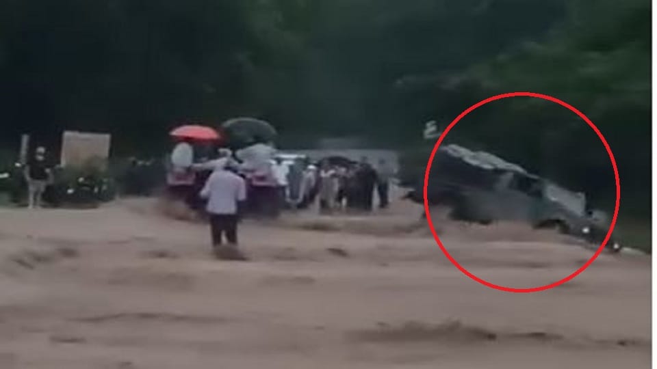Gypsy filled with tourists flows in river in Ramnagar