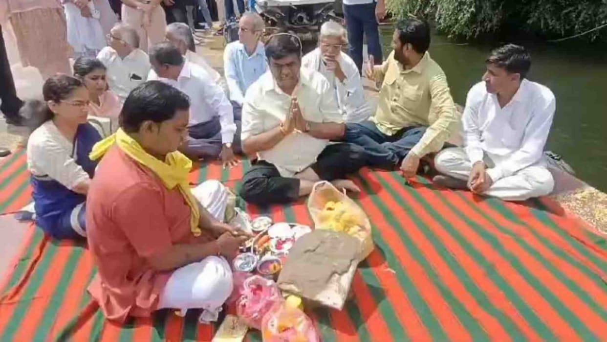 Alwar News: Forest Minister Sanjay Sharma performed Jal Puja on the occasion of 'Water Festival' in Alwar