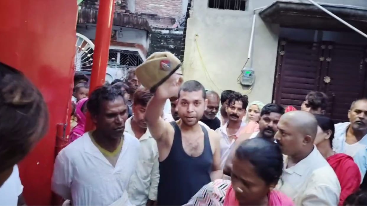 Villagers beat a thief in Sitapur.