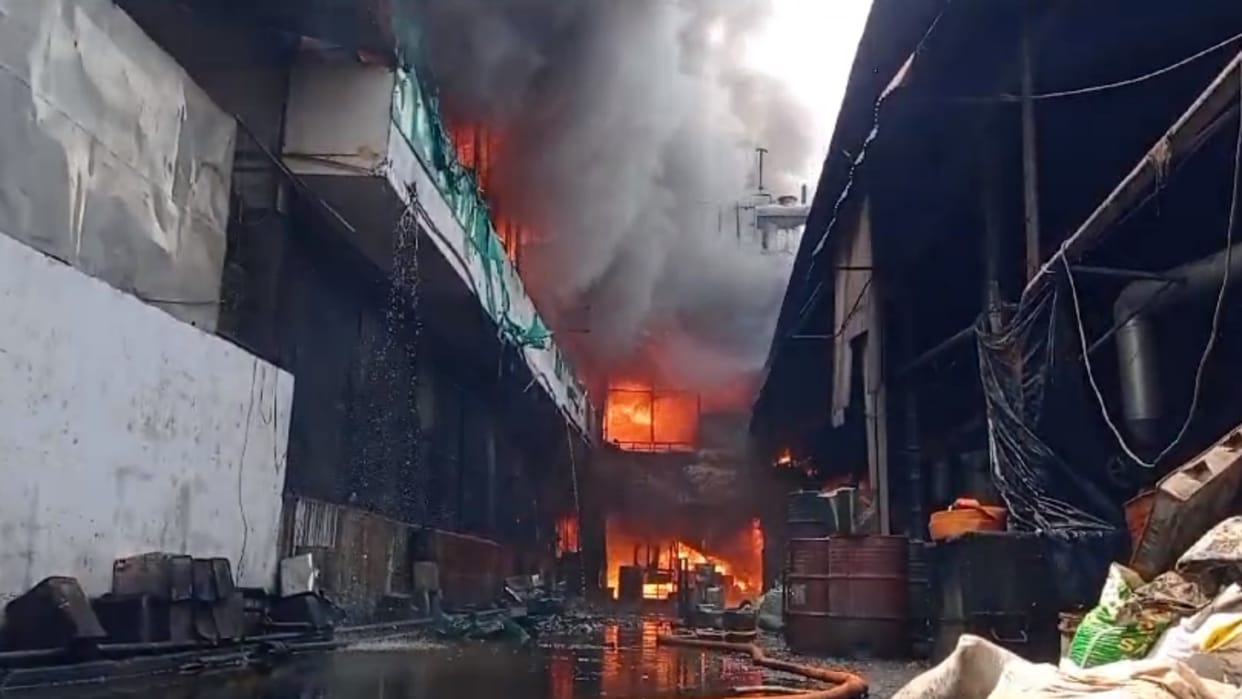 Big fire broke out in a namkeen factory in Sitapur.