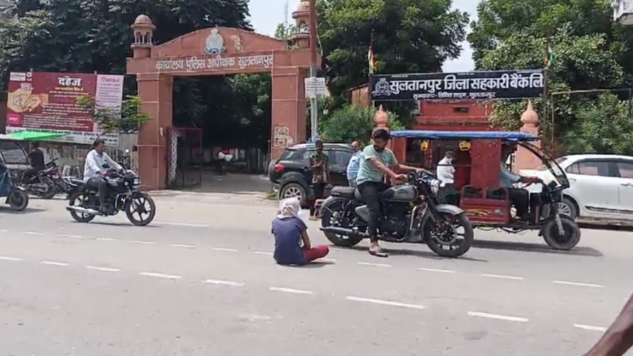A woman protest near SP office in Sultanpur.
